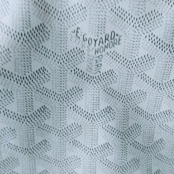 Very Cute Small Designer Bag - Picture 3 of 11